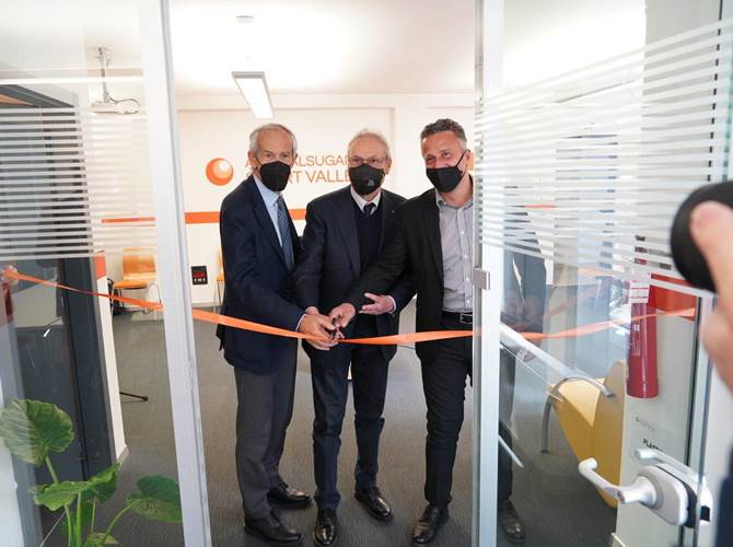 Hub Levico. Il primo spazio di coworking di Alta Valsugana Smart Valley Si è svolta alla presenza di numerose autorità istituzionali e del mondo cooperativo la cerimonia di inaugurazione di Hub Levico, il primo spazio di coworking di Alta Valsugana Smart Valley.