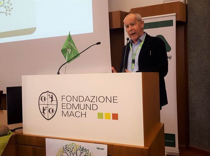 Roberto Simoni, presidente della Cooperazione Trentina, durante il suo intervento all'assemblea della Cia - Agricoltori Italiani Trentino