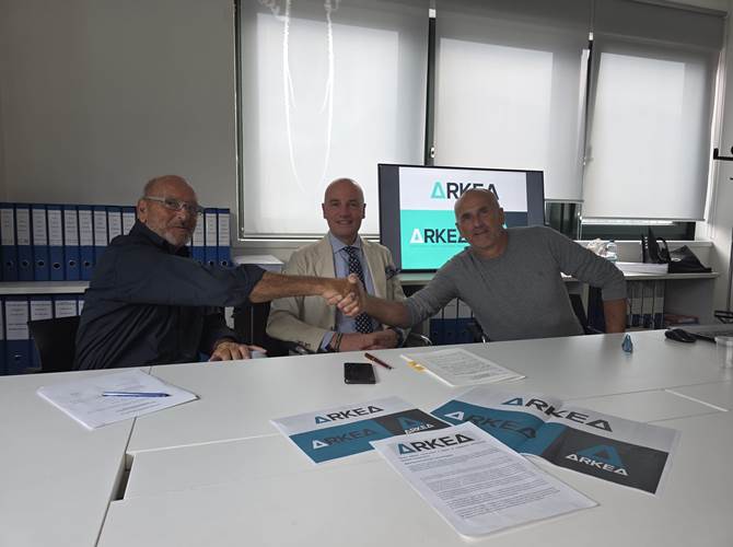 La stretta di mano tra il presidente di CLB Luigino Pedrini (a sx) e il presidente di Arco Pegaso Alberto Maino (a dx) alla presenza del notaio Guglielmo Giovanni Reina