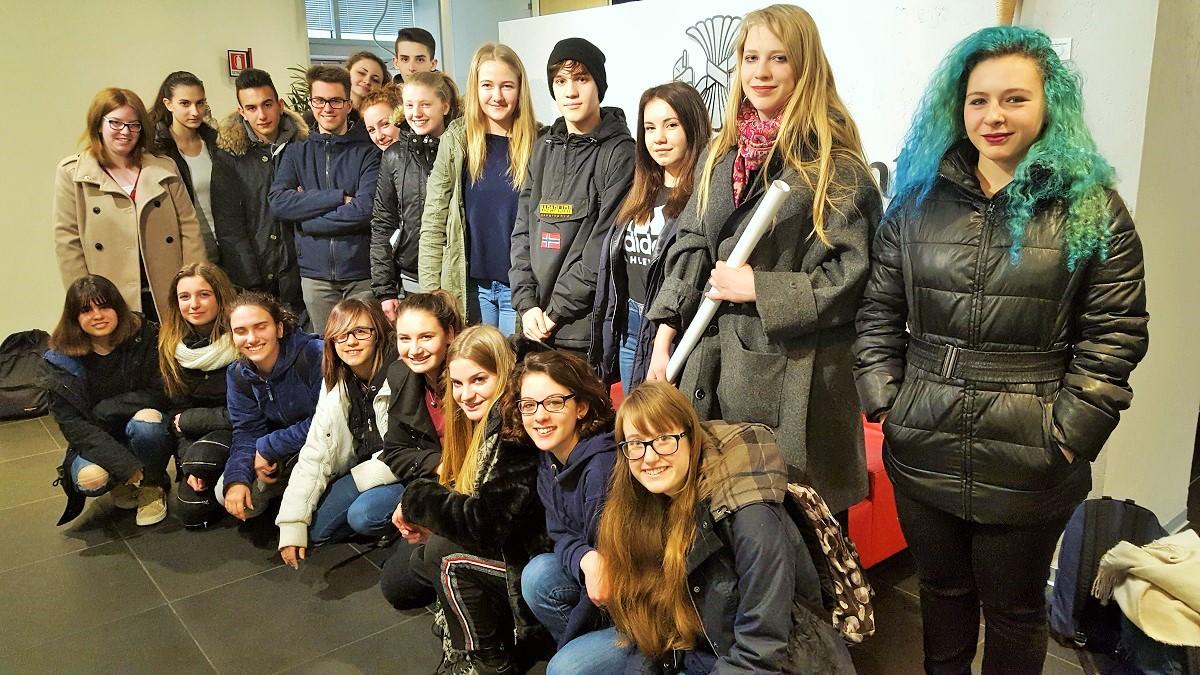 Camelot è il nome scelto per la Cooperativa Formativa Scolastica creata da studentesse e studenti della terza classe Ue del Liceo Rosmini di Trento. L’assemblea costitutiva è stata ospitata alla sala consiglio della Federazione Trentina della Cooperazione.