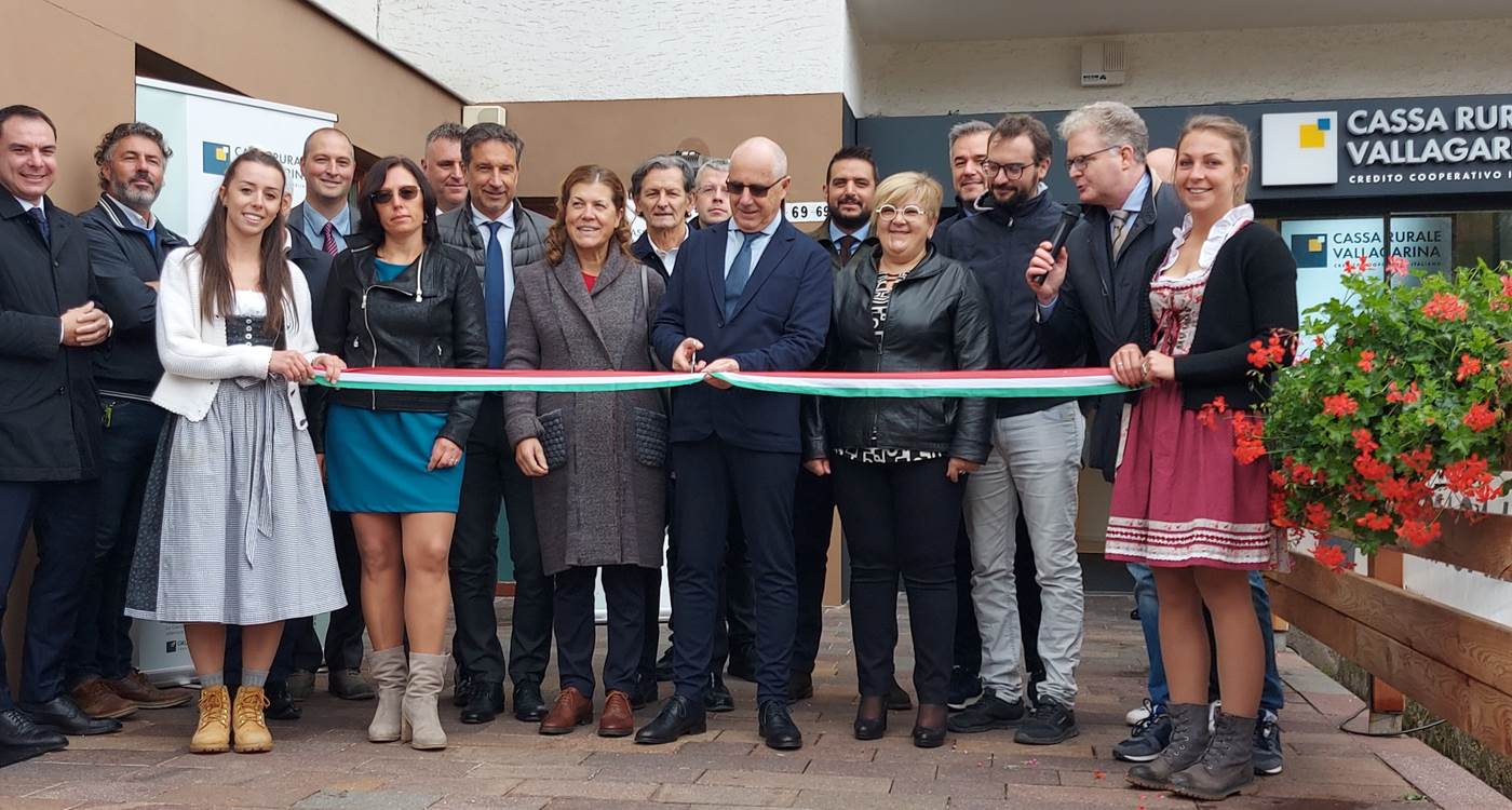 Taglio del nastro della filiale di Lavarone della Cassa Rurale Vallagarina