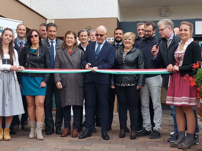 Taglio del nastro della filiale di Lavarone della Cassa Rurale Vallagarina